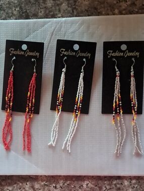 Set Fashion Jewelry Multicolor Seed Bead Fringe Earrings - Red, White and Taupe.